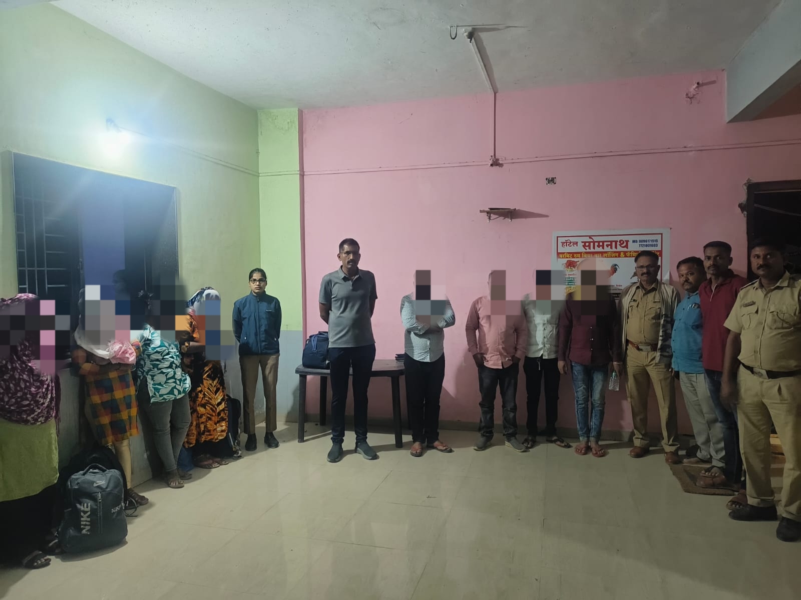 बारामतीत अमृता लॉजवर मध्यरात्री छापा